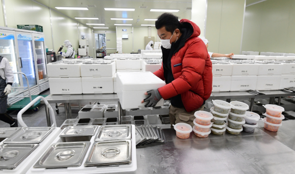 소규모 여행사를 운영하는 김동우 대표가 지난 11일 경기도 고양시의 한 급식업체에서 배달 알바에 앞서 물건을 나르고 있다.