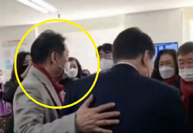 (왼쪽부터) 지난 1일 무속인 건진법사가 윤석열 국민의힘 대선 후보가 근무자들과 인사하도록 안내하고 있다. / 사진=유튜브 캡처