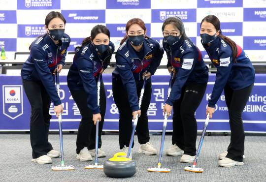 왼쪽부터 팀킴 멤버인 김초희, 김경애, 김영미, 김선영, 김은정. 뉴시스