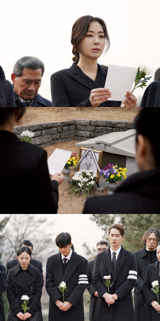 Lee Sung-jae The Funeral Day story is revealedIn the 15th episode of Channel As 10th anniversary special drama Showwindo: The Queens House (playplayplay by Han Bo-kyung, Park Hye-young / Directed by Kangsol, Park Dae-hee), which was broadcast on January 17, The Funeral by Shin Myung-seop (Lee Sung-jae) was shocked by the ending.The death of Shin Myung-seop, which no one expected, made me wonder about the process.In the 15th episode of Show Window: The Queens House, the crisis of Han Sun-joo (Song Yoon-ah) and Yoon Mi-ra (Jeon So-min) was on the air.Yoon Mi-ra, who was in danger of hurting himself, rather than trying to kill Han Sun-joo and Shin Myung-seop, who were attacked by someones trap, gave extreme tension.However, in the ending, Shin Myung-seops The Funeral is drawn, maximizing the curiosity of viewers.Meanwhile, on January 18, Showwindo: The Queens House released a still cut that captured Shin Myung-seops The Funeral scene ahead of the final episode.Unlike the war that has been fierce so far, The Funeral chapter of the atmosphere focuses attention.First, Han Sun-ju reads the article as a representative. The complex mind toward him is standing in the eyes of Han Sun-ju, who looks at Shin Myung-seop in the portrait of Young-jung.The sad expressions of Han Jeong-won (Hwang Chan-sung), Tae-hee (Shin Lee-jun) and Tae-yong (Park Sang-hoon) also attract attention. He was the brother-in-law who hated him, but he expressed his condolences in front of his death.