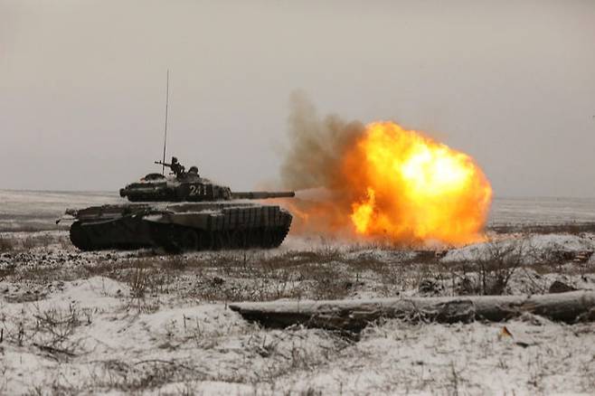 러시아군 T-72B3 전차가 12일(현지 시간) 러시아 남부 우크라이나 접경 지역인 로스토프 카다모프스키 사격장에서 열린 군사훈련에서 불을 뿜으며 포탄을 발사하고 있다. 로스토프=AP연합뉴스