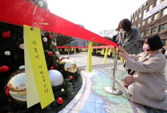 정몽규 현대산업개발 회장이 기자회견을 가진 17일 광주 북구청 광장에 화정아이파크 실종자들의 무사 귀환을 기원하는 리본이 걸렸다. 연합뉴스