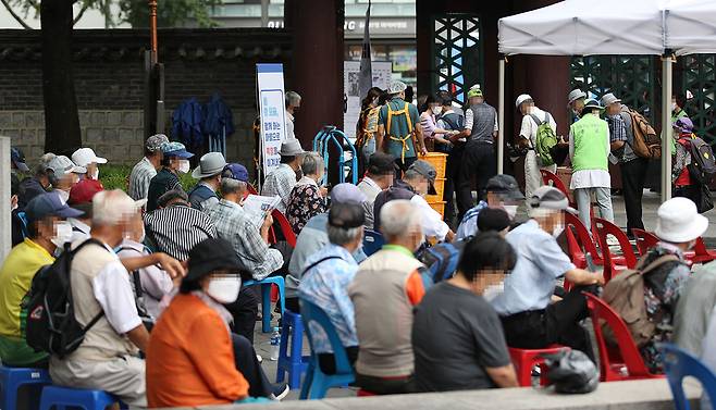 2021년 8월2일 서울 탑골공원에서 노인들이 무료급식을 기다리고 있다. 한국은 3~4년 뒤에 초고령사회로 진입할 것으로 전망된다.ⓒ연합뉴스