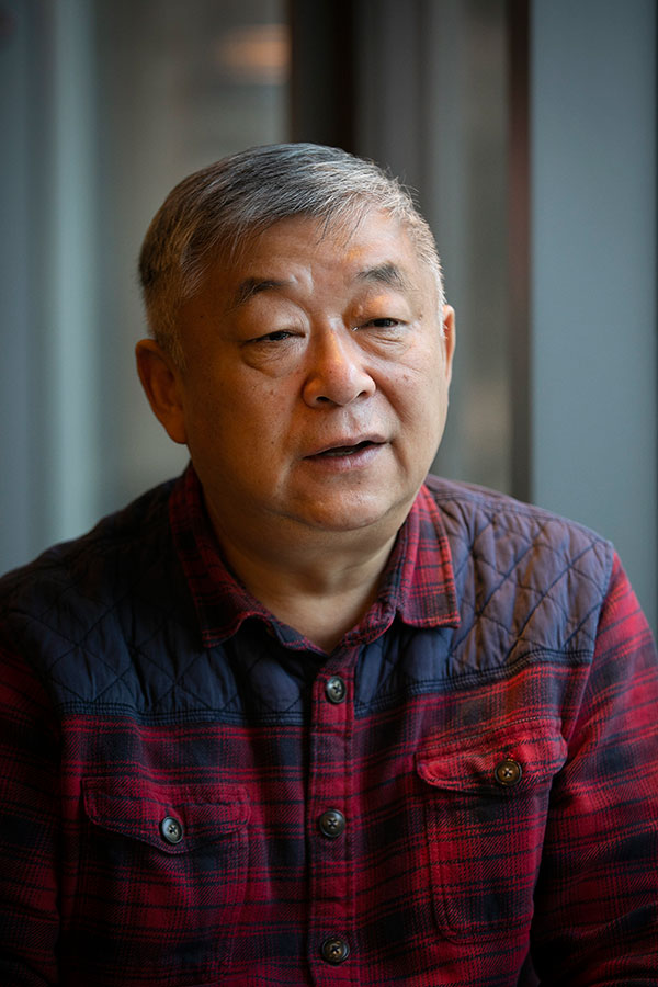 지난해 사망한 청소노동자 이 아무개씨의 남편 이홍구씨는 서울대 상대로 민사소송을 준비한다. ⓒ시사IN 이명익