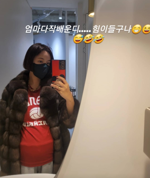 On the 18th, Hwang Jung-eum posted a picture and a picture on his instagram story, Mom is a prolific actor ... I have strength.Hwang Jung-eum poses in the open photo, taking a mirror selfie, and the convex D line of Hwang Jung-eum, who is currently pregnant, catches his eye.Meanwhile, Hwang Jung-eum married professional golfer and businessman Lee Young-don in 2016 and has one man: the two had a divorce crisis once, but they reported news of reconciliation and are now pregnant with the second.