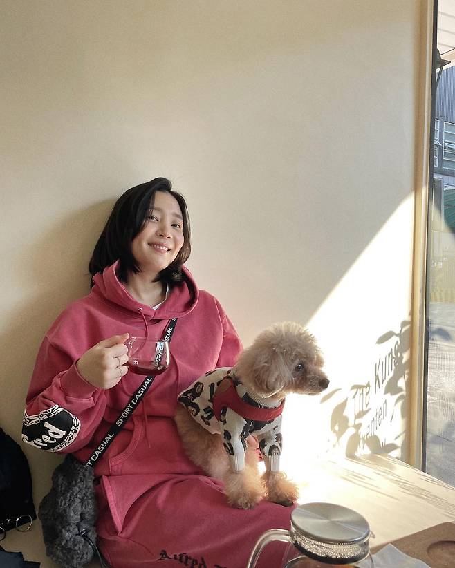 Shin Da-eun wrote on his Instagram account on Wednesday: Winter sunshine is such a beautiful day... I lost my dear and dear wallet... please return to my arms.Ha... It is so hard to have a good idea in the middle of this. # pregnant woman run away from home. Shin Da-eun in the public photo is having a relaxing routine in the cafe with Husband Lim Sung Bin and his dog.Shin Da-eun smiled adorably as she stared into the camera in a long hoodie dress - a slightly visible D-line that draws attention.Meanwhile, Shin Da-eun married interior designer Lim Sung Bin and recently announced the pregnancy.Photo: Shin Da-eun Instagram