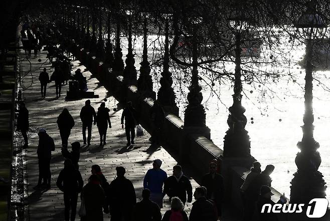 영국 런던 코로나 기억의 벽에 2022년 1월 9일사람들이 모인 모습. © 로이터=뉴스1 © News1 최서윤 기자