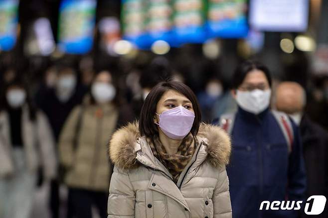 마스크를 쓴 시민들이 도쿄 도심을 걷고 있다. © AFP=뉴스1