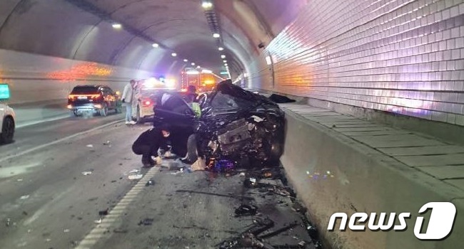 19일 오전 11시3분쯤 강원 인제군 상남면 서울양양고속도로 양양방향의 한 터널에서 승용차 1대가 터널 벽에 부딪히는 사고가 발생, 1명이 숨지고 2명이 중상을 입었다. (강원도 소방본부 제공) 2022.1.19/뉴스1
