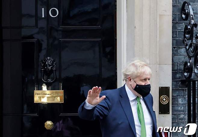 보리스 존슨 영국 총리가 19일 총리관저인 런던 다우닝가 10번지를 나서고 있다. © AFP=뉴스1
