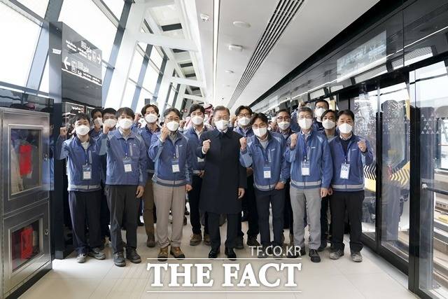문재인 대통령이 19일(현지시간) 삼성물산이 주도적으로 참여해 건설중인 리야드 메트로 프린세스 노라 여자대학역을 방문해 건설 현장 근로자들과 기념촬영을 하고 있다. /뉴시스