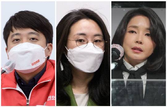 이준석(왼쪽) 국민의힘 대표, 신지예씨(가운데), 윤석열 국민의힘 대선 후보 부인 김건희씨. <연합뉴스>