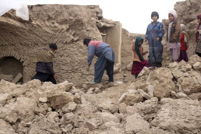 지난 17일 아프가니스탄 서부지역에 두 차례에 걸쳐 강진이 발생했다. Abdul Raziq Saddiqi=연합뉴스