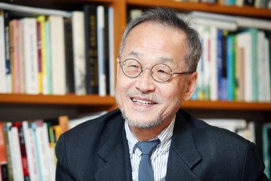 최재천 이화여대 석좌교수를 12일 서울 이화여대 연구실에서 만났다. 유튜브 채널 '최재천의 아마존' 동영상을 촬영하는 장소이기도 하다. 김상선 기자