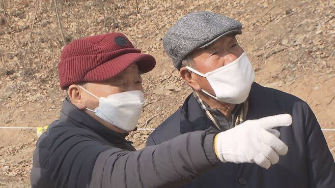 아버지가 묻힌 대전시 동구 낭월동 13번지, 골령골 학살터를 찾은 김종구 씨(왼쪽)와 박용부 씨.