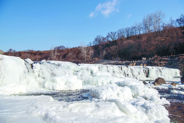강추위에 얼어붙은 ‘한국의 나이아가라’ 직탕폭포.