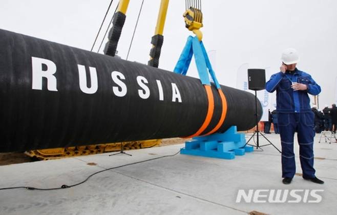 국제 사회가 러시아와 독일을 잇는 가스관 '노드스트림2' 사업을 중단할 수 있다고 러시아를 압박하고 있다.  /AP=뉴시스