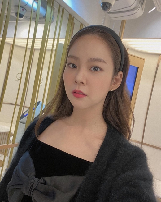 Han Seung-yeon from the group KARA showed off her unchanging beauty.Han Seung-yeon posted a picture on his 19th day with his tag Tomorrow # I love you # Kokokuku # Im forever # Kokoku # Im talking about the day.In the public photos, there is a picture of Han Seung-yeon taking various self-posing poses.Han Seung-yeon still focuses his attention on the beauty of his 20s even at 34 this year.