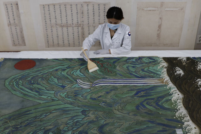 사진은 국립문화재연구소가 진행한 창덕궁 인정전 일월오봉도 보존 처리 모습.