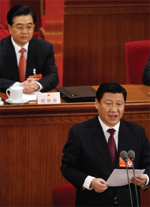 시진핑이 ‘황태자’ 시절인 지난 2008년 3월 11일 전국인민대표대회에서 국가 부주석 자격으로 발표하고 있다. 뒤에 후진타오 당시 공산당 총서기 겸 국가 주석이 이를 지켜보고 있다. /AP연합뉴스