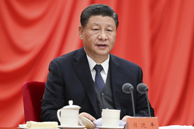 시진핑이 18일 베이징에서 열린 제19기 공산당 중앙기율검사위원회 6차 전체회의에서 “단호하게 부패에 반대한다”는 내용을 발표하고 있다. /신화연합뉴스