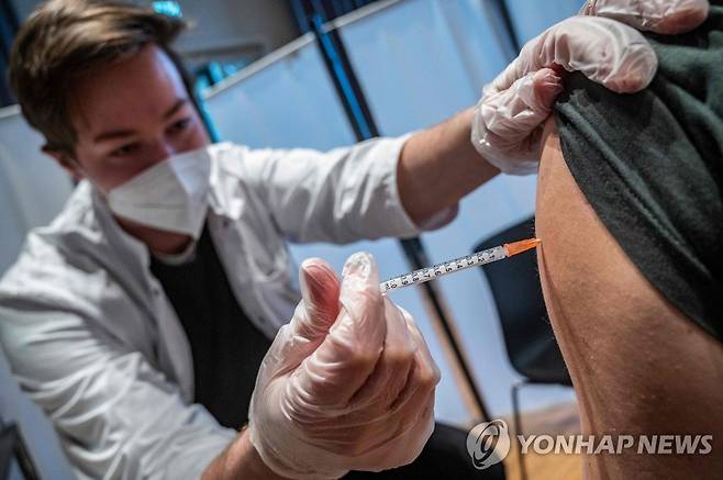 독일 베를린 훔볼트포럼에서 코로나19 백신접종하는 의료진 [AFP 연합뉴스 자료사진. 재배포 및 DB 금지]