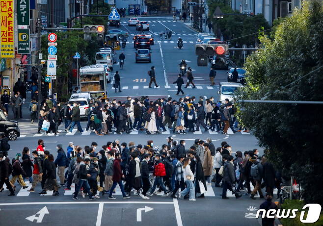 일본 도쿄도에서 15일 코로나19 확산세가 지속되고 있는 가운데 사람들이 마스크를 쓰고 도로를 횡단하고 있다. © 로이터=뉴스1 © News1 원태성 기자