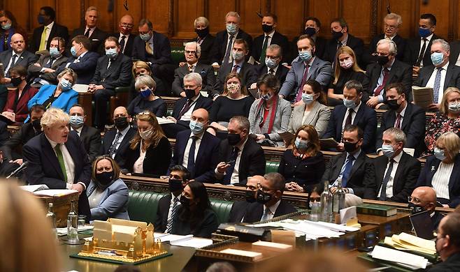보리스 존슨 영국 총리가 19일(현지시각) 영국 하원에서 마스크 착용 의무화를 포함한 기존 '플랜B' 방역 조치를 26일부터 해제한다고 발표하고 있다. /연합뉴스
