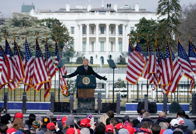 도널드 트럼프 전 미국 대통령이 지난해 1월 10일 워싱턴 백악관 앞에서 지지자들을 대상으로 연설을 하고 있다. 워싱턴=AP 연합뉴스