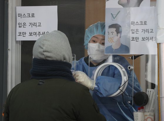 20일 오전 서울역 선별진료소에서 시민들이 코로나19 검체 검사를 받고 있다. 이날 0시 기준 신규 확진자는 6603명으로 전날보다 798명 늘었다. 뉴스1.