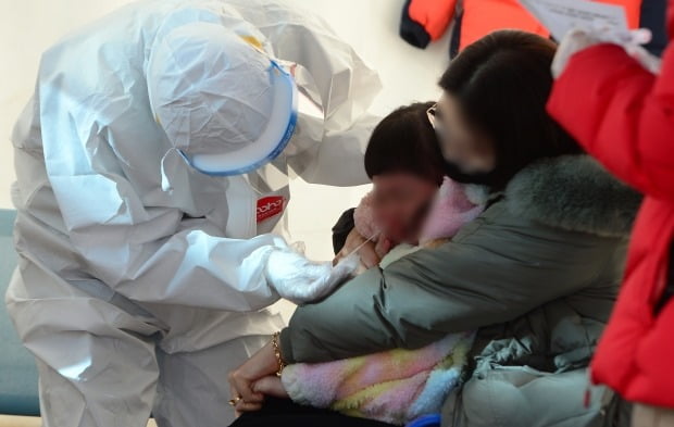 20일 오전 광주 광산구보건소 선별진료소에서 한 어린이가 보호자의 보호 속에서 코로나19 진단 검사를 받고 있다. /사진=뉴스1
