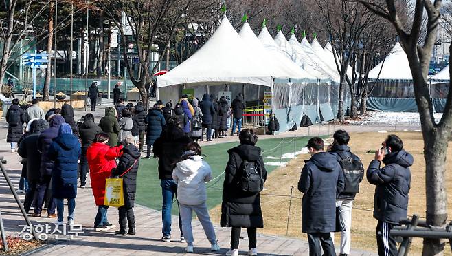 오미크론 변이 바이러스 대유행으로 확진자가 급증하면서 20일 서울광장 임시 선별검사소에는 검사를 받으려는 시민들이 늘어나면서 긴 줄이 이어지고 있다. 이석우 기자