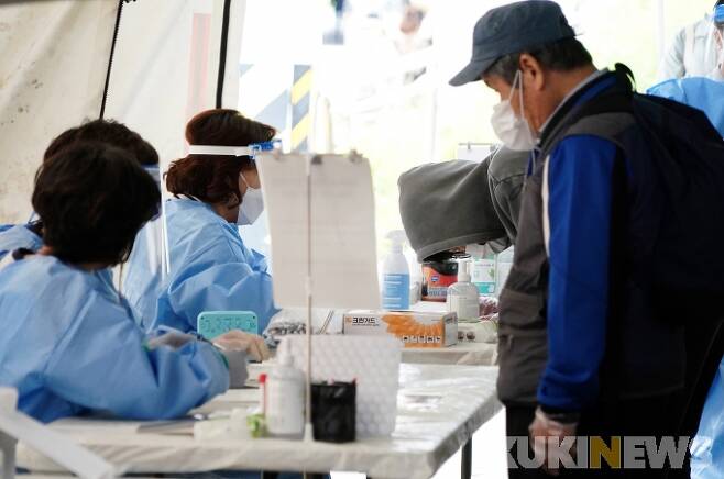서울 응암동 불광천 임시선별진료소에서 시민들이 검사를 받고 있다.   사진=박효상 기자