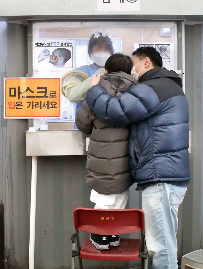 19일 서울 용산역 앞 광장 선별진료소에서 시민들이 코로나19 검사를 받고 있다. [매경DB]