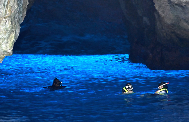 사이판의 다이빙 명소인 그루토. 동굴처럼 생긴 지형 아래에 빛이 스며들어 푸르게 빛나는 바다가 있다.