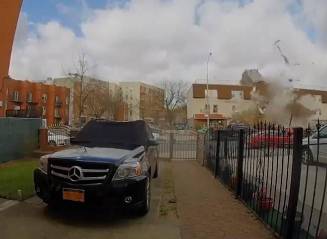 뉴욕주 브롱크스 주택가에서 가스누출로 추정되는 폭발사고가 발생해 집 한 채가 무너져 내렸다. 출처: 뉴욕포스트 *재판매 및 DB 금지
