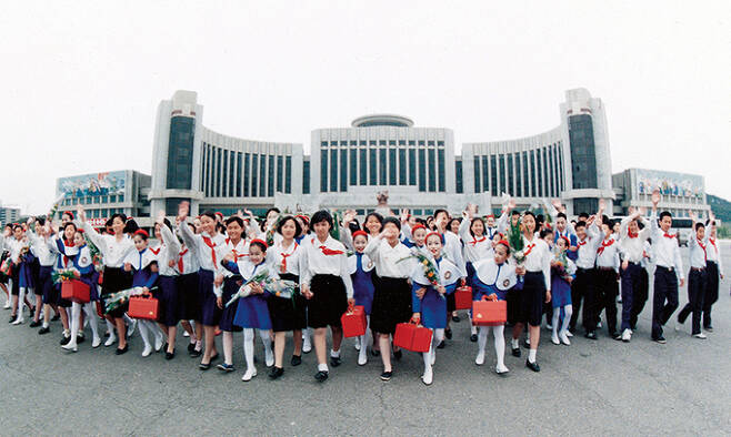 1998년 평양 학생소년궁전 공연 후 북한학생소년예술단과 함께 촬영한 기념사진