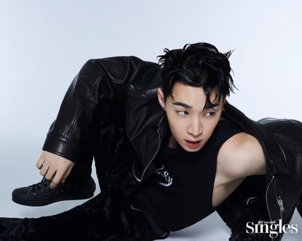 Magazine Singles has released a deadly visual picture of singer Henry Lau.Henry Lau, who has been proud of his perfect visuals and sculptural abs despite his long-time photography, has been overwhelmed by the atmosphere of the filming scene with intense eyes from the beginning.From head to toe, he turned into all black and completed his charismatic appearance, boldly revealing his solid body and appealing to sexy.Especially, even though he was smiling mischievously throughout the break and emitting Dangdummi, he showed the charm of both a sunny boy and an adult man in a flash as soon as he stood in front of the camera.Henry Lau, who has come to be familiar with the observation entertainment program I Live Alone, is actually called a perfect musical genius as well as playing musical instruments such as violin and piano as well as vocals from Berkeley College of Music.Because I understand the sounds of various instruments, I consider many more parts of my musical work.I want to listen to the sound of various music on stage to many people. Also, about his experience as a writer in Londons luxury gallery, he said, I felt that the genre of art, even if it is not music and broadcasting through this work Tian Shi, transcends borders and can be a window of communication with various fans.I am looking for ways to communicate and connect with various people. Henry Lau, who has been singing his own story steadily since releasing his first solo album in 2013, is still moving slowly toward his next album.I think Ive always set my goal of musically going up and what music to do, but I was stressed when I decided where I was going and ran.So, nowadays, there is no goal, he said.He said, I want to work on this album without thinking, so I do not want to be tied to anything because I want to work on it as my mind tells me.I think it is the way of art to express art that is not limited to anywhere and there is no correct answer. I still expect Henry Lau to sing Freedom, which is a song that learns new things by shopping musical instruments at Paradise Shopping Center every time time.Meanwhile, musician Henry Lau, who surprised the public by participating in the entire song and composition on the album JOURNEY released last November, released the OST Harmony of Reeves of the drama Jirisan, and presented its limitless spectrum as a trio waltz song with violin, cello and piano.Tian Shi, who has shown his unique talent in art at the Start Art Fair at the London luxury gallery, where 70 artists from 24 countries participated, is preparing for his next album with new inspiration in various places.Sensitive pictures of singer Henry Lau, who sings his own music without being tied to rules or frameworks, can be found in the February issue and Singles website.