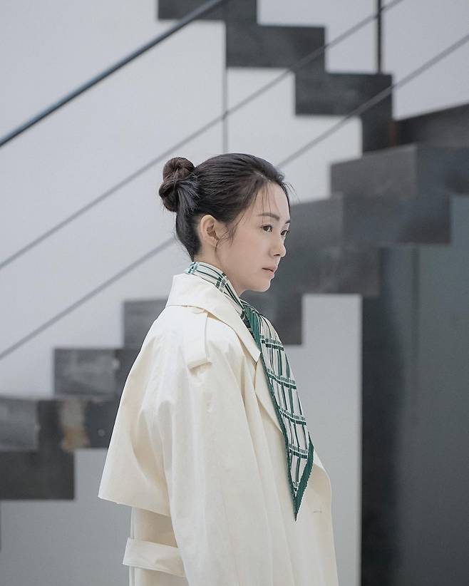 Lee Yo-won posted a picture on his instagram on the 20th without much content.Lee Yo-won in the public photo is staring somewhere with no expression; Lee Yo-won showed off styling with a trench coat and scarf and a hair tied up.During Lee Yo-wons unique time, visuals captured the sights of the viewers; Lee Yo-wons eldest daughter turned 20 this year.Lee Yo-won married Park Jin-woo, a professional golfer in 2003, and has three siblings.Lee Yo-won will appear in JTBCs new drama Green Mothers Club, which is about to be broadcast for the first time this year.Photo: Lee Yo-won Instagram