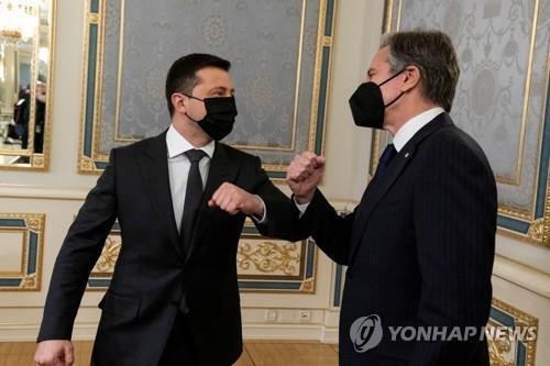 (키예프 로이터=연합뉴스) 토니 블링컨 미국 국무장관(오른쪽)이 19일 키예프에서 볼로디미르 젤렌스키 우크라이나 대통령을 만나 팔꿈치 인사를 나누고 있다.