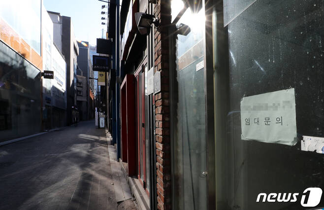 14일 오후 한산한 모습의 서울 명동거리의 한 매장에 임대 안내문이 붙어있다. 2022.1.14/뉴스1 © News1 박세연 기자