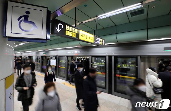 지난달 20일 장애인 단체 시위가 벌어졌던 지하철역 모습 2021.12.20/뉴스1 © News1 이재명 기자