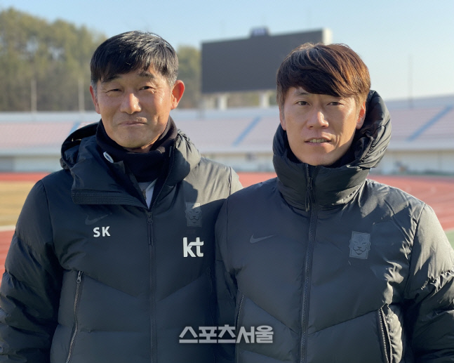김은중(오른쪽) 20세 대표팀 감독과 차상광 골키퍼 코치가 19일 밀양종합운동장에서 사진촬영을 하고 있다.밀양 | 정다워기자