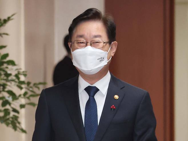 박범계 법무부 장관이 21일 정부서울청사에서 열린 임시 국무회의에 참석하고 있다. /연합뉴스
