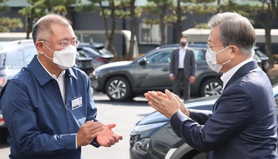 정의선 회장이 현대차 공장을 찾은 문재인 대통령과 인사를 나누고 있다. 연합뉴스