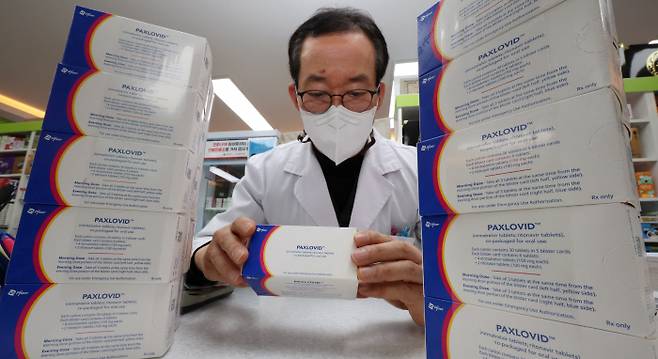 코로나19 먹는치료제인 ‘팍스로비드’가 지난 14일 세종시의 한 약국에 도착, 약사가 제품을 살펴보고 있다. 연합뉴스