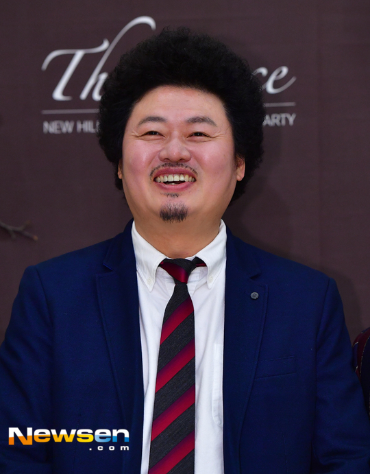 The comedian Yoon Taek has overcome various fraud damage and has been hit by the tent business.On January 21, SBS Power FM Dooshi Escape TV Cultwo Show (hereinafter referred to as TV Cultwo Show) Disaster Affairs corner, the comedian Yoon Taek appeared as a guest while the pakga was a special DJ.On this day, Yoon Taek and Camping Friend, Yoon Taek, who was a back-up, attracted attention by revealing instead that he made a lot of money (from the tent business).We are operating directly now, said Yoon Taek. We have been operating the company for six years.Asked if he was seeing profits every year from the business, he said, Profits are booming.I will export camping products to United States of America in a little while. Yoon Taek has been responding that he is not a guest who does not fit well with the handicapping corner as it is currently business-friendly.Yoon Taek told me that he had suffered a lot of damage in the past, and that his history was so deep that he would be sad if his wife heard it.Yoon Taek said: The biggest loss was fraud, about 15 years old, I met someone through an acquaintance and I was very rich.I was alone in the hotel, a driver drove me to Seoul National University, and someone else left Seoul National University.It turns out that it did not even come out there. One day (the fraudster) says that his father created a slush fund for the government. If you turn the slush fund for a certain period of time, the profit is big, but there is a procedure.I put it in when the process is filed. Exactly a week later, 10 million won, 2 million won. Its too good.He said he could make it over time. I had a gift like this. I kept putting money on the friend. But I put in a few times and one day I couldnt get a call followed. Yoon Taek said, What happened?I had to broadcast it, but I was somewhere else. I turned out to be a typical fraudster. Yoon Taek confessed that the person who introduced the fraudster was not only a woman friend at the time, but also several Victims who were frauded by the same technique besides himself.Since then, he has been surprised to find out that the fraudster had studied SNU professor by dating a Seoul National University student Friend and reading a book with him.Yoon Taek, who had not received any money back at the time, said, After a while, I was so shabby that anyone could see it.Yoon Taek also said that he was involved in a land fraud while filming I am a natural person.One day, Daegu Gyeongbuk Institute of Science and Tech Nutrition found a good land and bought 200 pyeong.But the price that Yoon Taek bought was about three times the price of the market, a ridiculous price.After I learned later, I said, Yeah, well, I can come here and camp, and I never went, its too far, Yoon Taek said.After that, I have a text for someone, but I know you have it, but you cant transfer it. Its a quarter price. Its too low.I do not think I will go for a lifetime if I have it. I have not sold it yet. I have not sold it yet. Meanwhile, the person who contacted Yoon Taek to sell the land was a natural person who met at the Daegu Gyeongbuk Institute of Science and Tech nutrition.Finally, Yoon Taek also unravelled the story about electric cars about 12 years ago.At the time, Yoon Taek was stuck in an electric car earlier than anyone, made Friend with an electric car company employee, and bought 50 million won worth of shares; Yoon Taek said, I never heard of any rises.Hes transferred to United States of America Bank, paid another fee. Password. Opening up makes the stock worth a fortune.He was going down, and when he asked Friend if he would be okay, he said something difficult: It turned out to be a paper company.The Friend went to another company. I still believe that Friend is sincere. Friend said he invested. After that, Yoon Taek replied, I am doing it rather than his wife when asked who is managing the money now.However, Yoon Taek said, After marriage, I have never sworn to it.