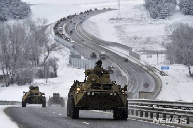 [키예프=AP/뉴시스] 러시아 장갑차 행렬이 18일(현지시간) 우크라이나 영역 크림반도의 한 고속도로를 따라 이동하고 있다. 러시아는 우크라이나 인근에 탱크와 기타 중화기를 보유한 10만 명의 병력을 집결시켰으며 북대서양조약기구(NATO) 옌스 스톨텐베르그 사무총장은 유럽 내 전쟁 발발의 긴박함을 우려했다. 2022.01.19.