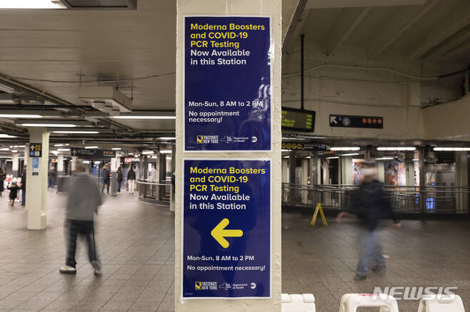 [뉴욕(미국)=AP/뉴시스] 지난해 12월30일 뉴욕 타임스스퀘어 지하철역에 설치된 코로나19 검사소 표지판. 2022.01.21.