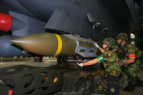 ⓒ뉴시스 F-15 전투기에 장착해 북한 장사정포 진지를 정밀 타격하기 위해 도입한 제이담(JDAM) 미사일.